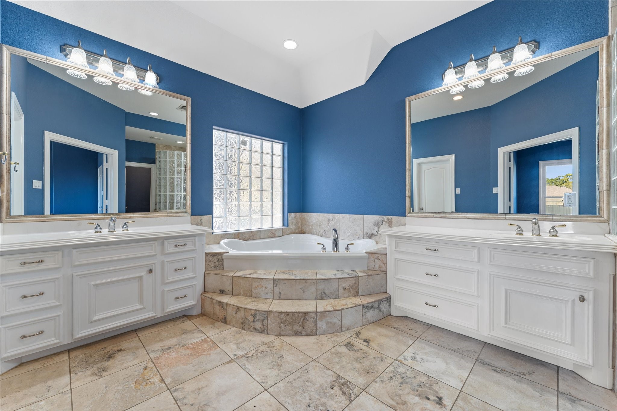 98 Victoria Drive W Property Photo 23