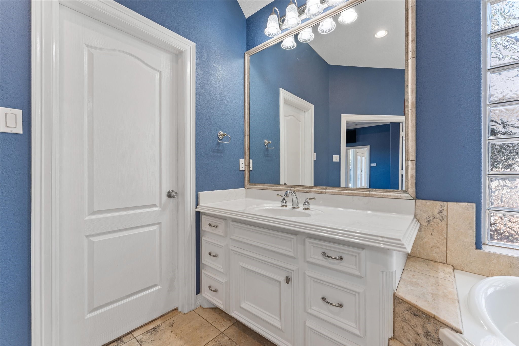 98 Victoria Drive W Property Photo 25