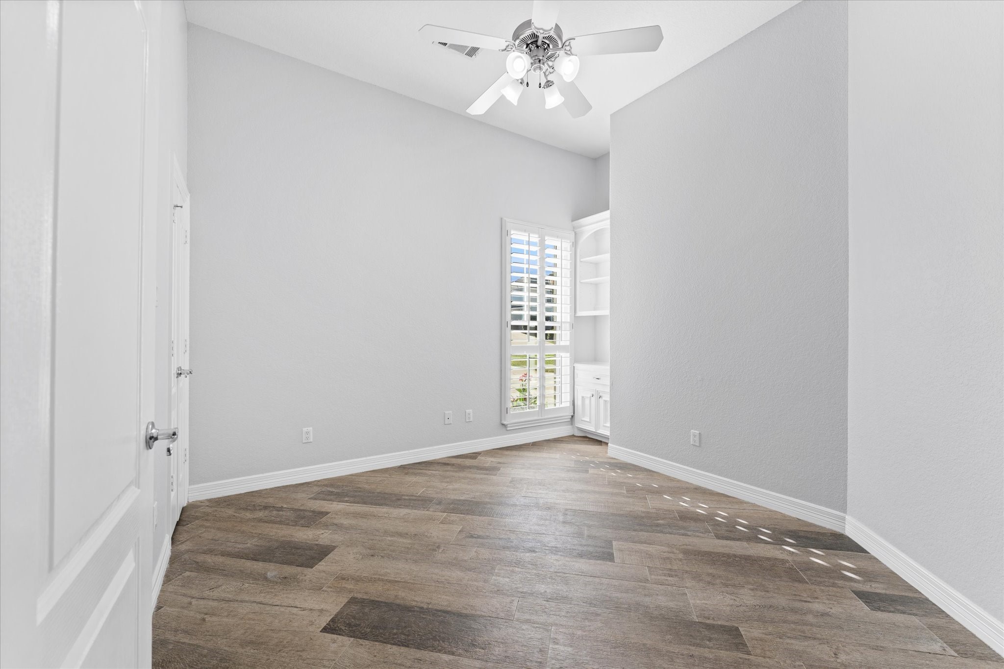 98 Victoria Drive W Property Photo 28