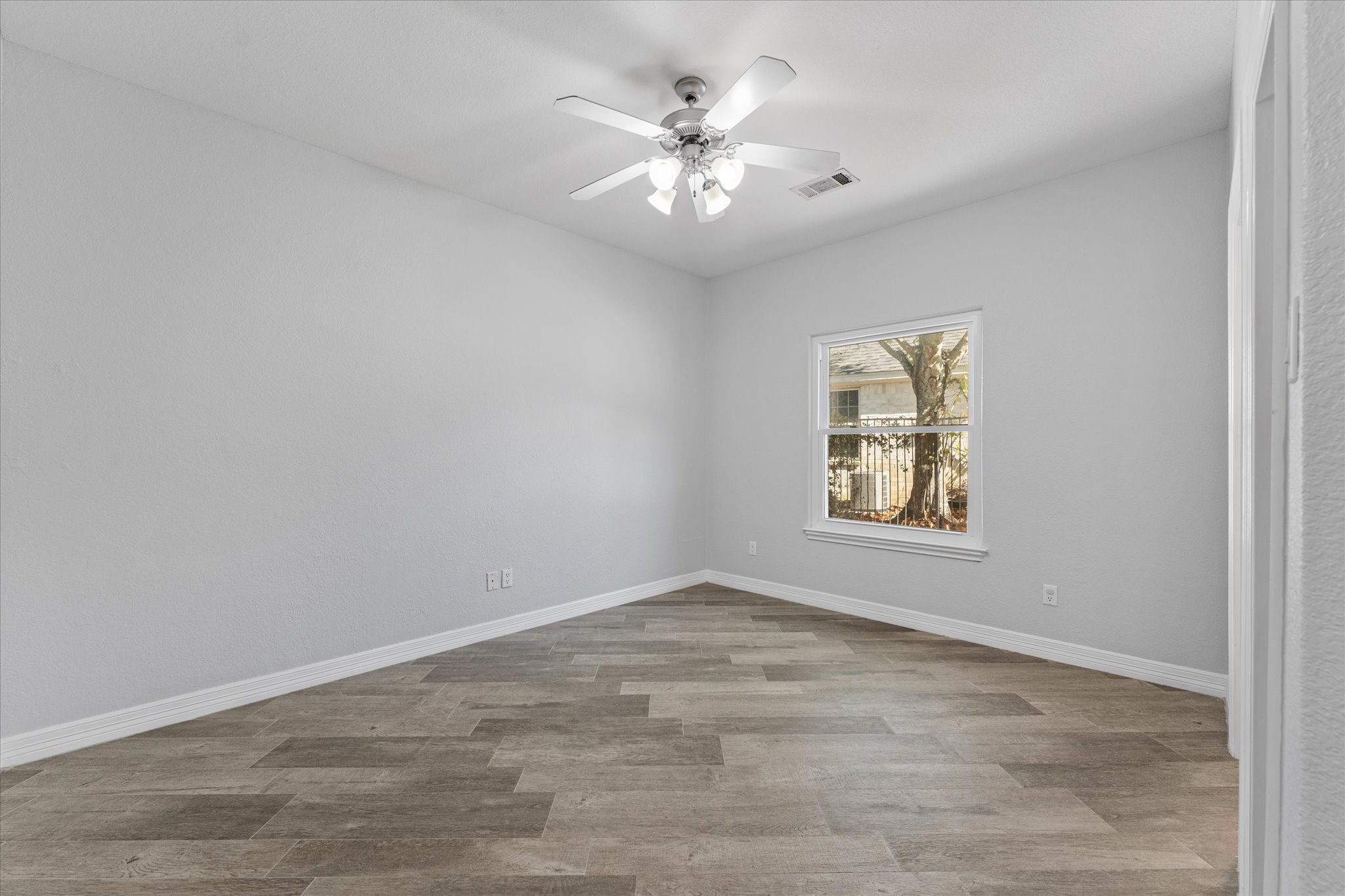 98 Victoria Drive W Property Photo 29
