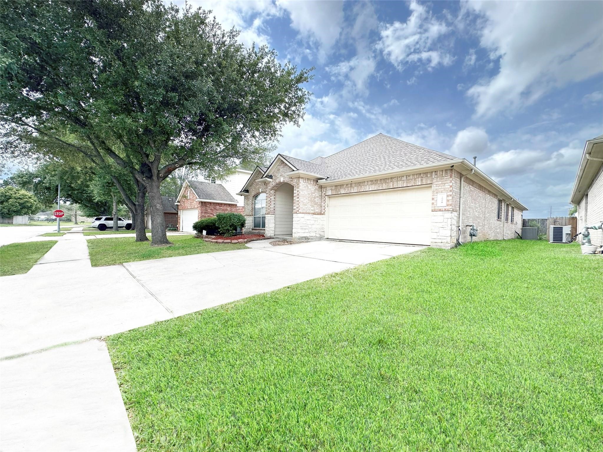 2910 Lemmingham Drive Property Photo 3
