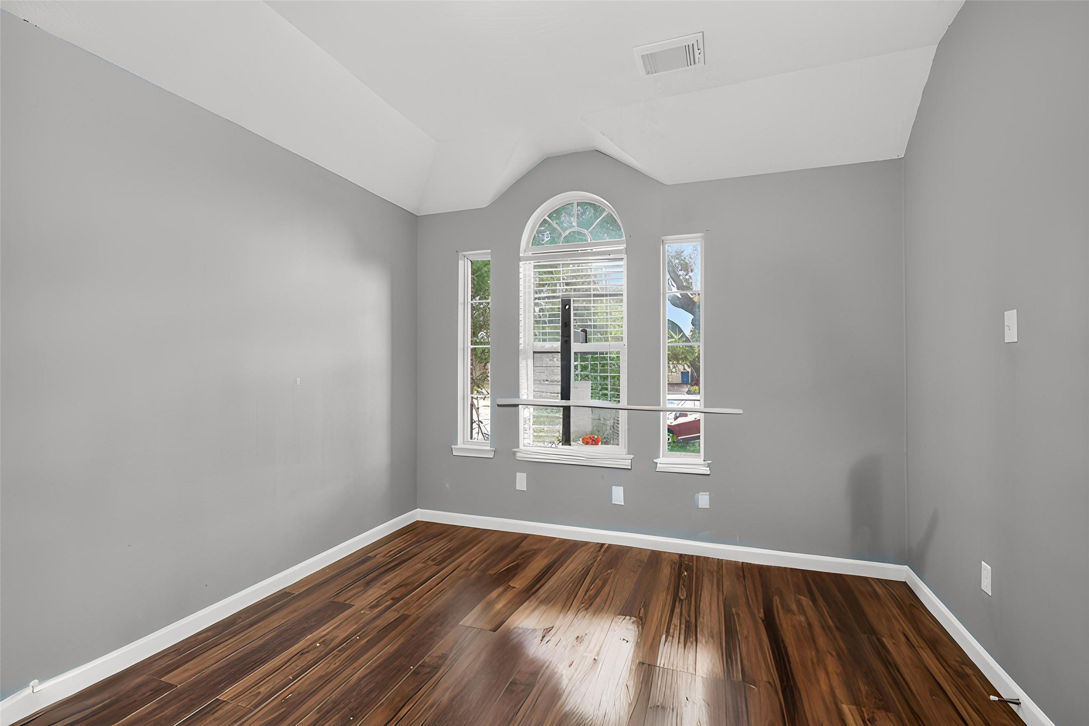 1414 Merryglen Court Property Photo 5