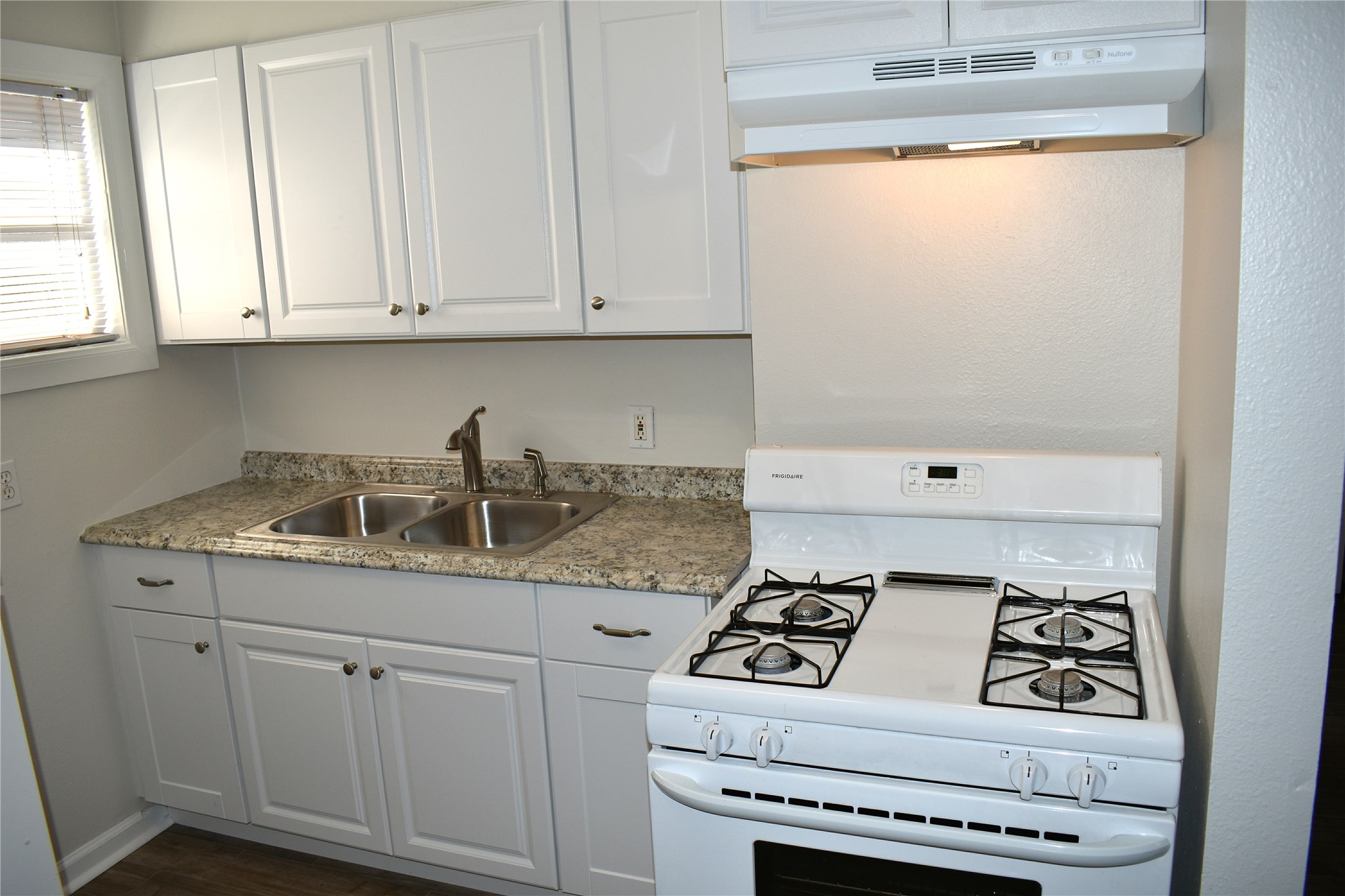 2524 Binz Street 2 Property Photo 4