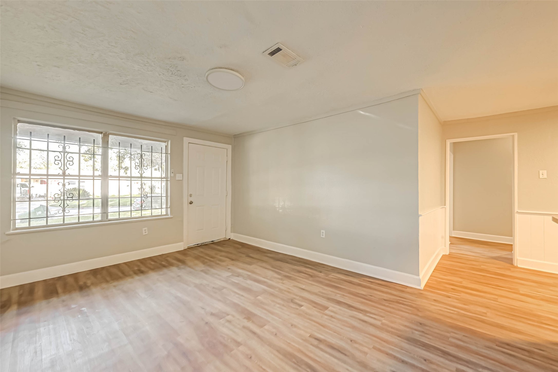 5102 Lyndhurst Drive Property Photo 3