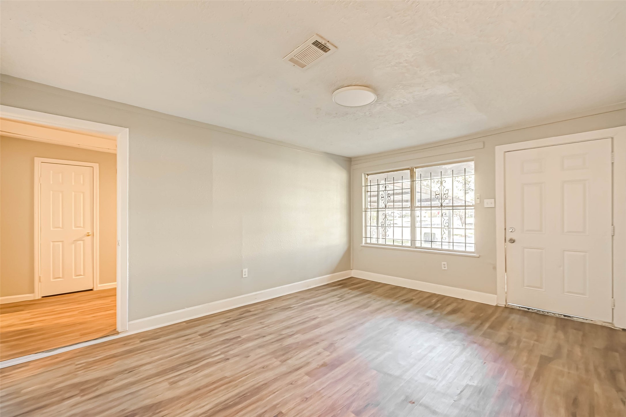 5102 Lyndhurst Drive Property Photo 4