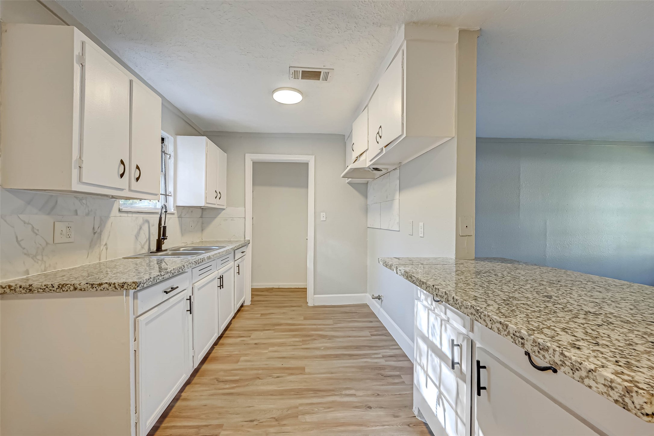 5102 Lyndhurst Drive Property Photo 6