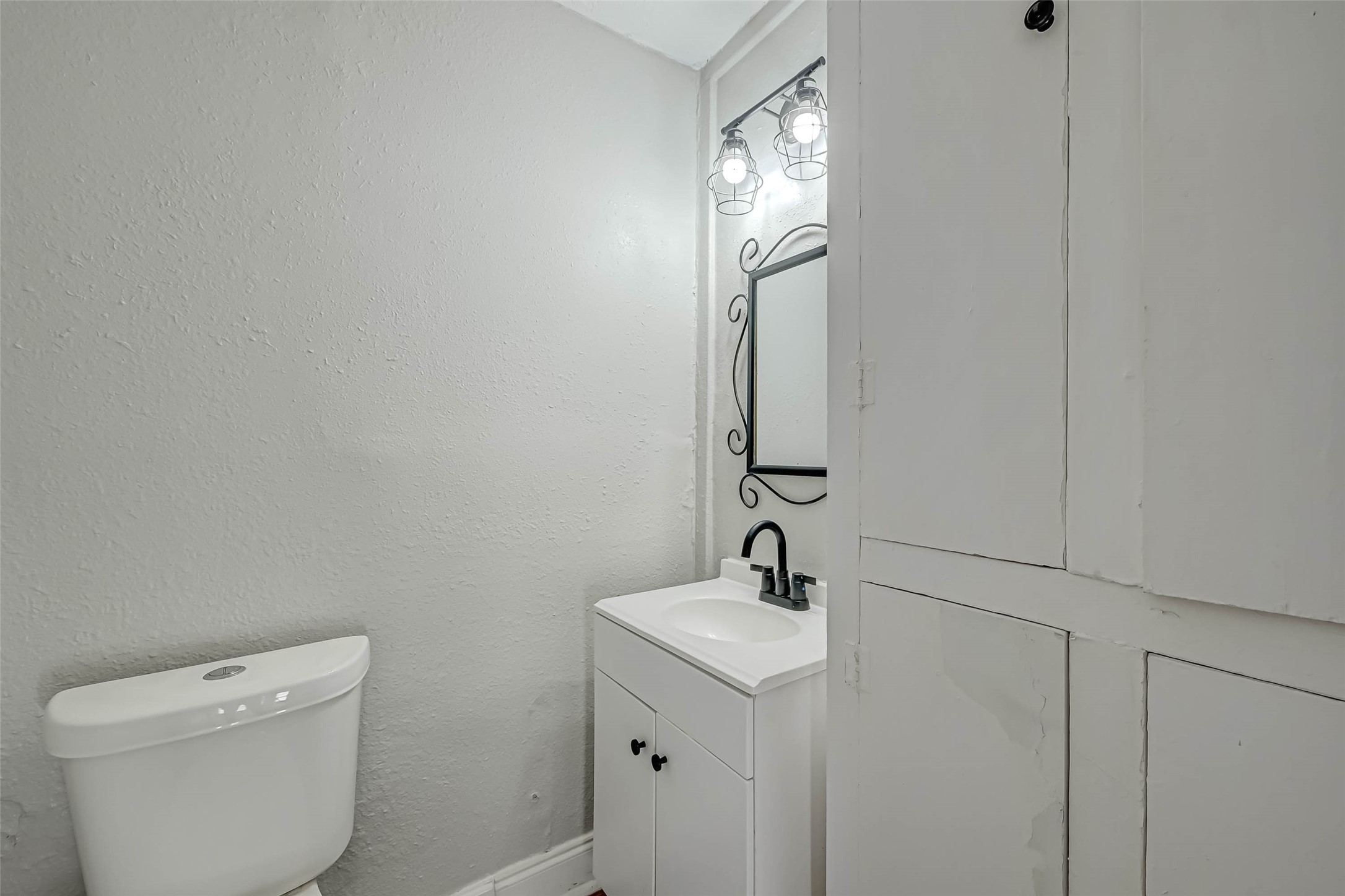 5102 Lyndhurst Drive Property Photo 7