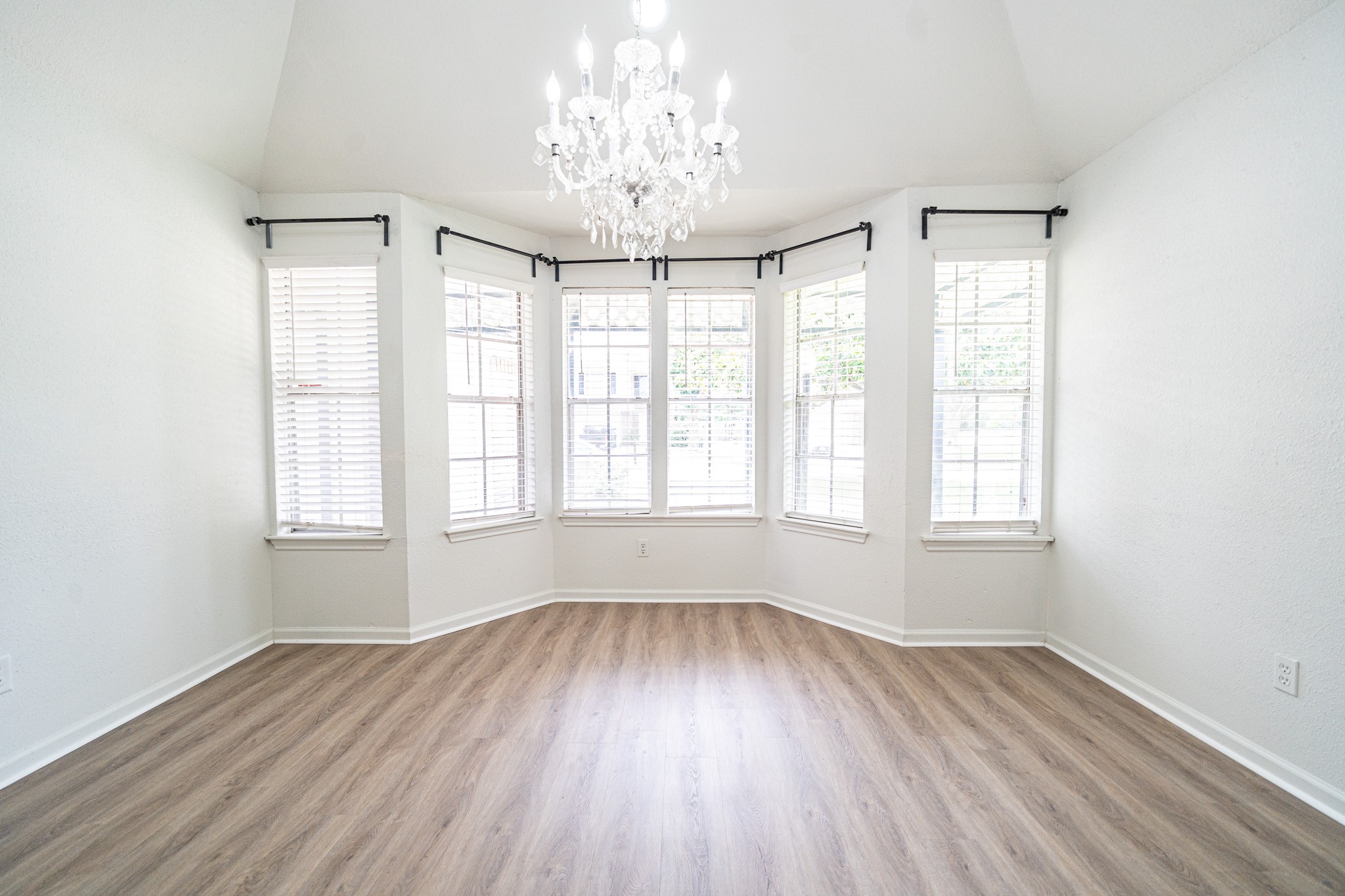 9107 Belle Glen Drive Property Photo 6