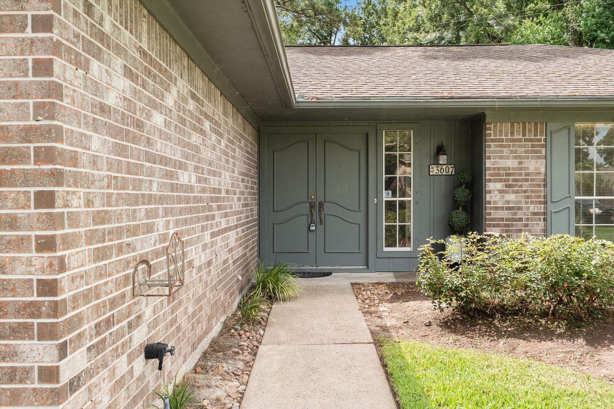 3607 Camelot Street Property Photo 6
