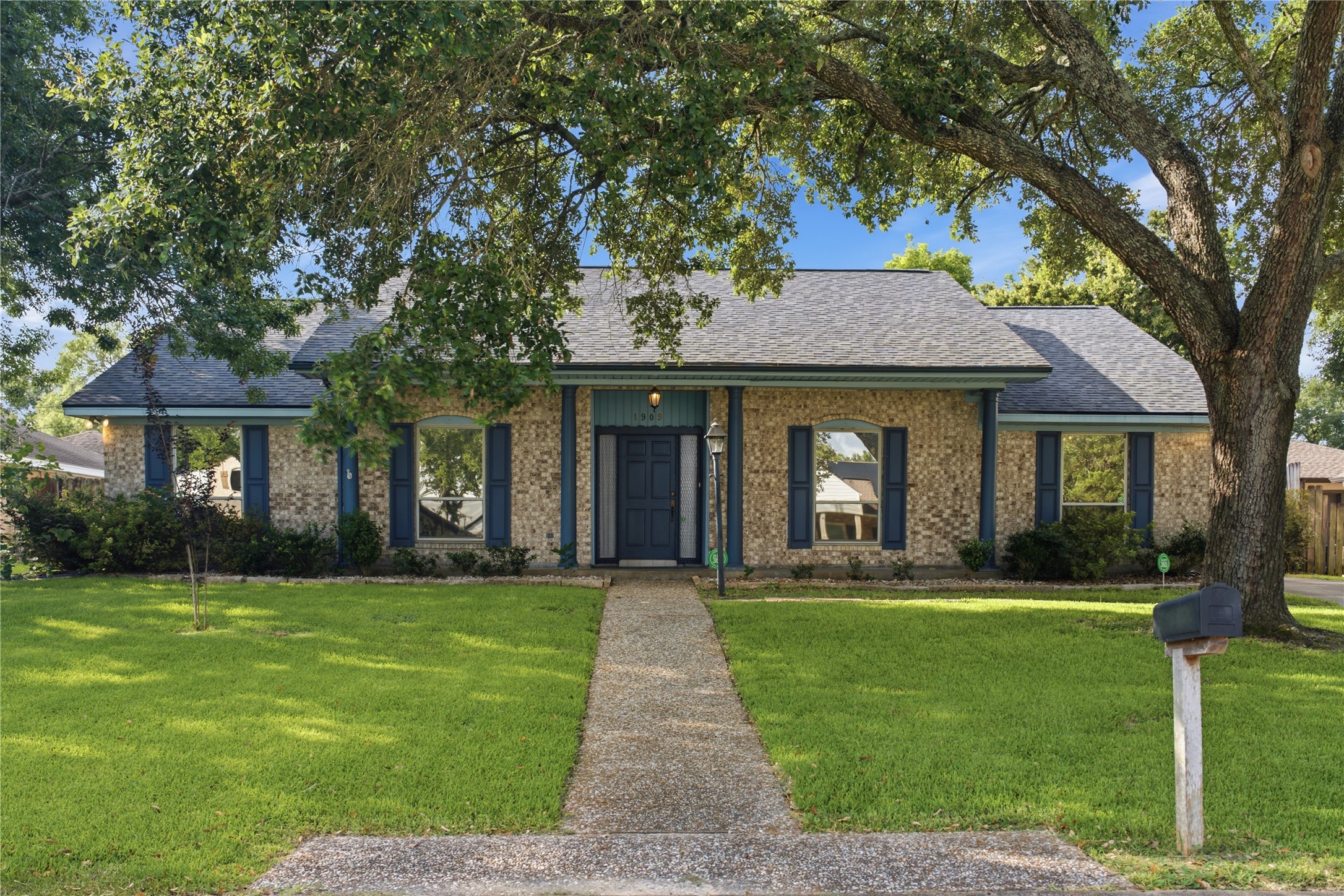 1909 Rampart Street Property Photo 4