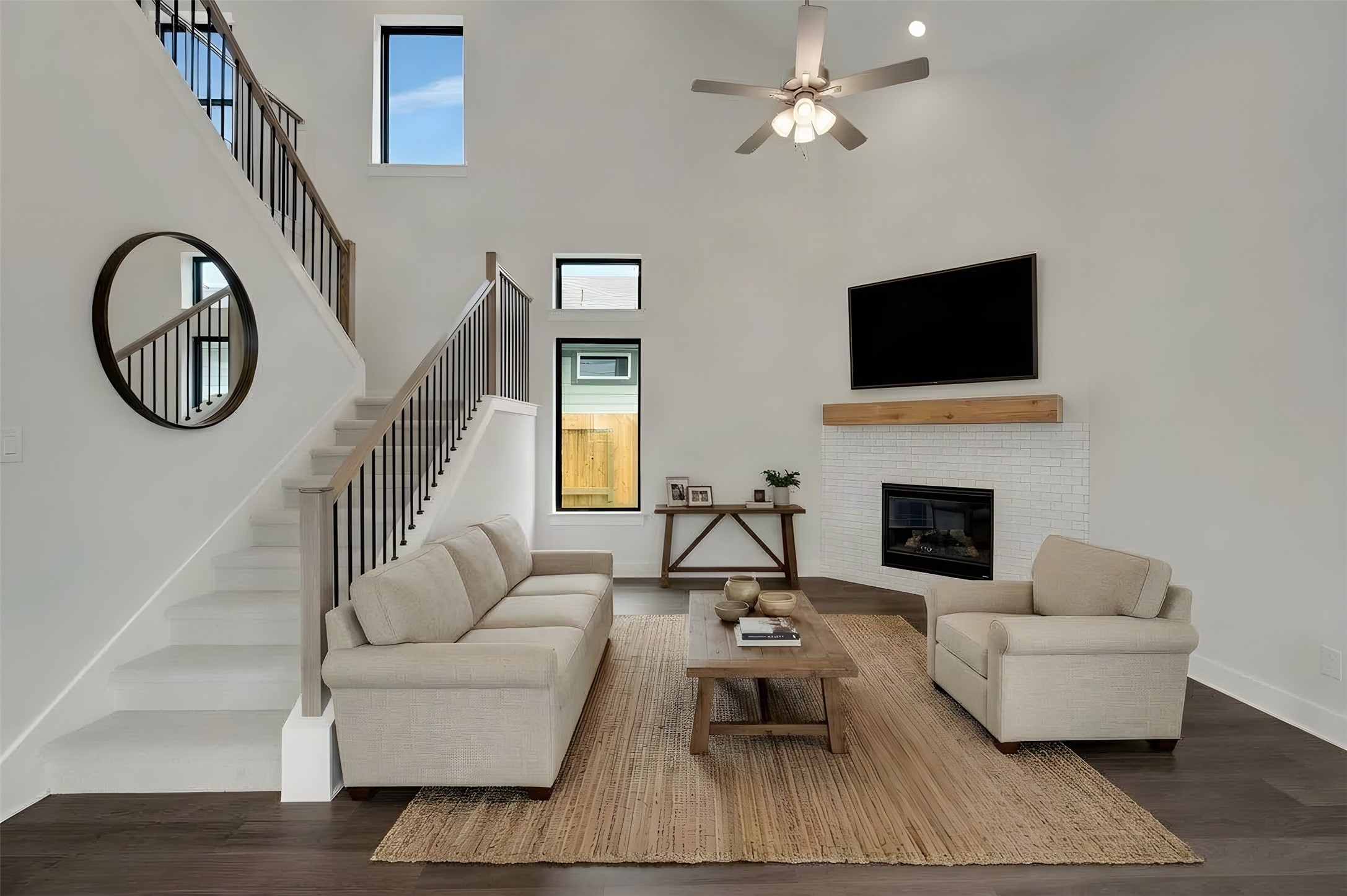 16730 Vibrant Avenue Property Photo 3