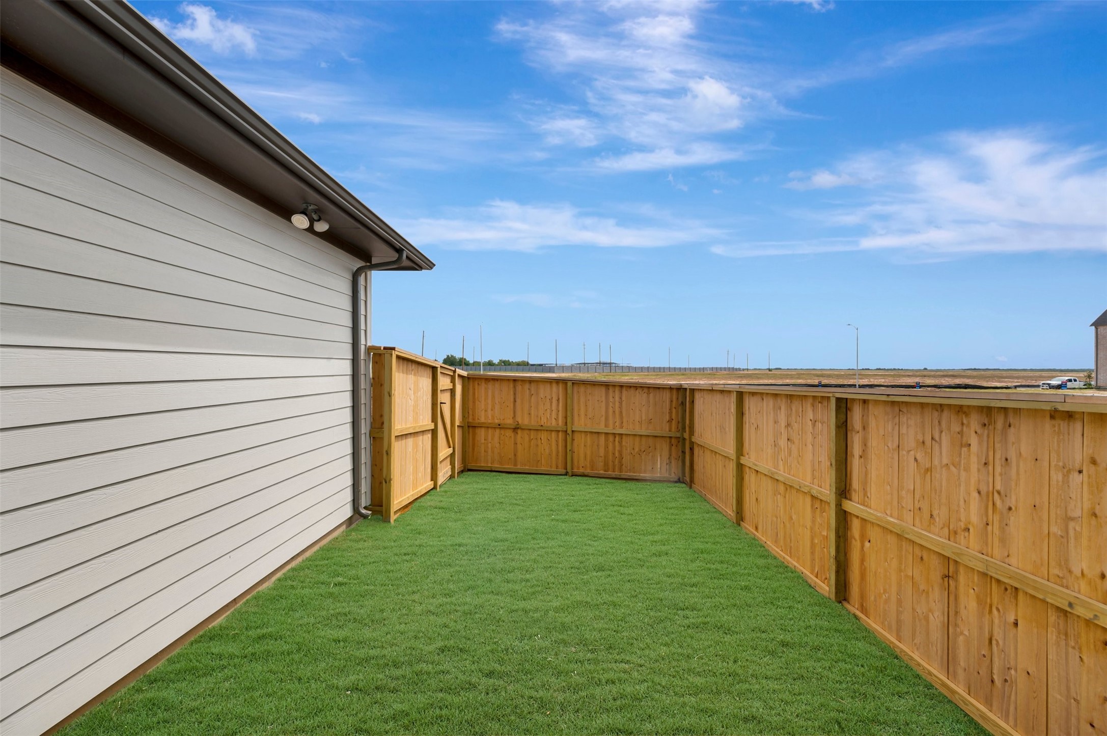 16730 Vibrant Avenue Property Photo 9