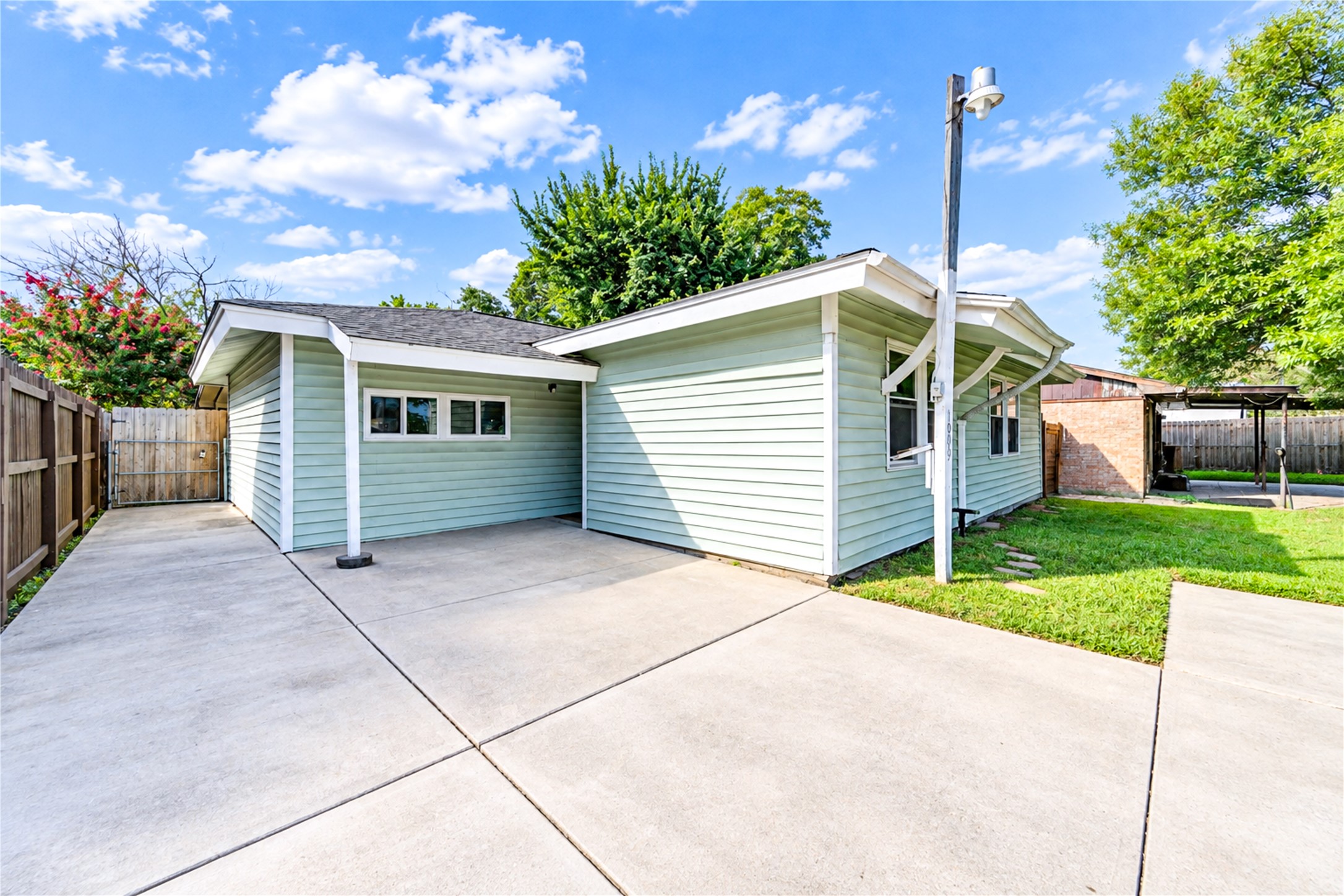 1009 Wisconsin Street Property Photo 2