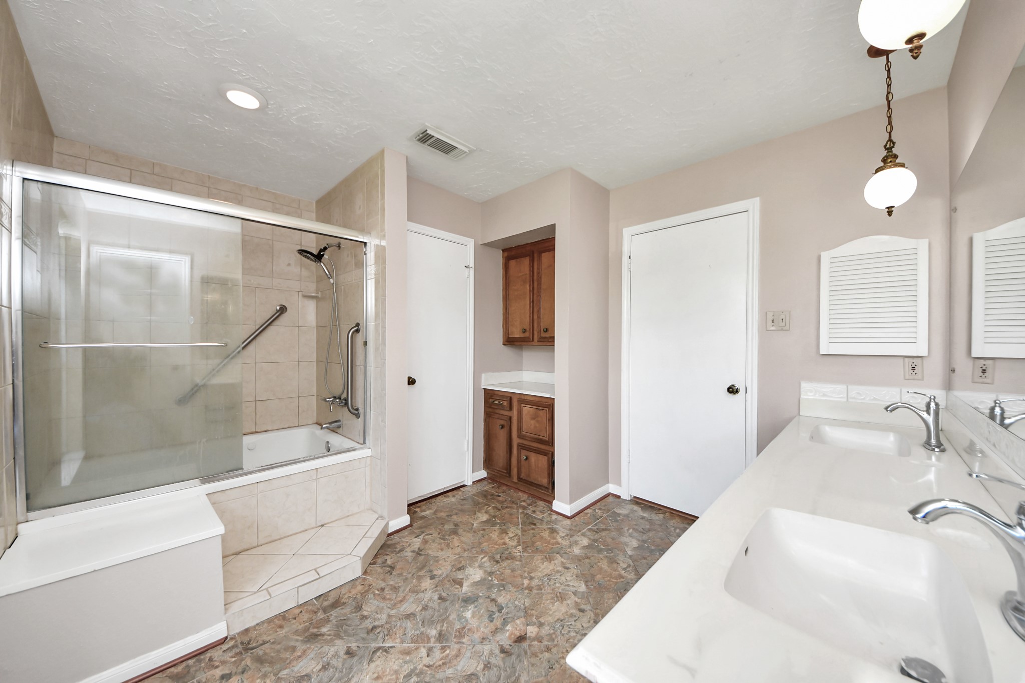 2406 Duchess Way Property Photo 38