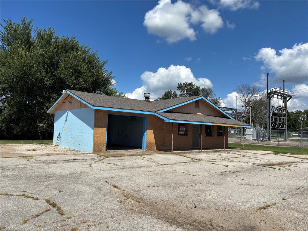 302 E 3rd Street Property Photo 5