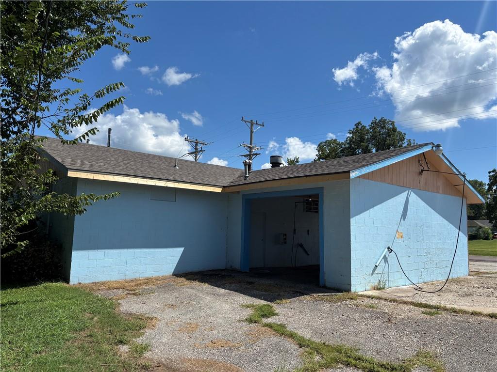 302 E 3rd Street Property Photo 7