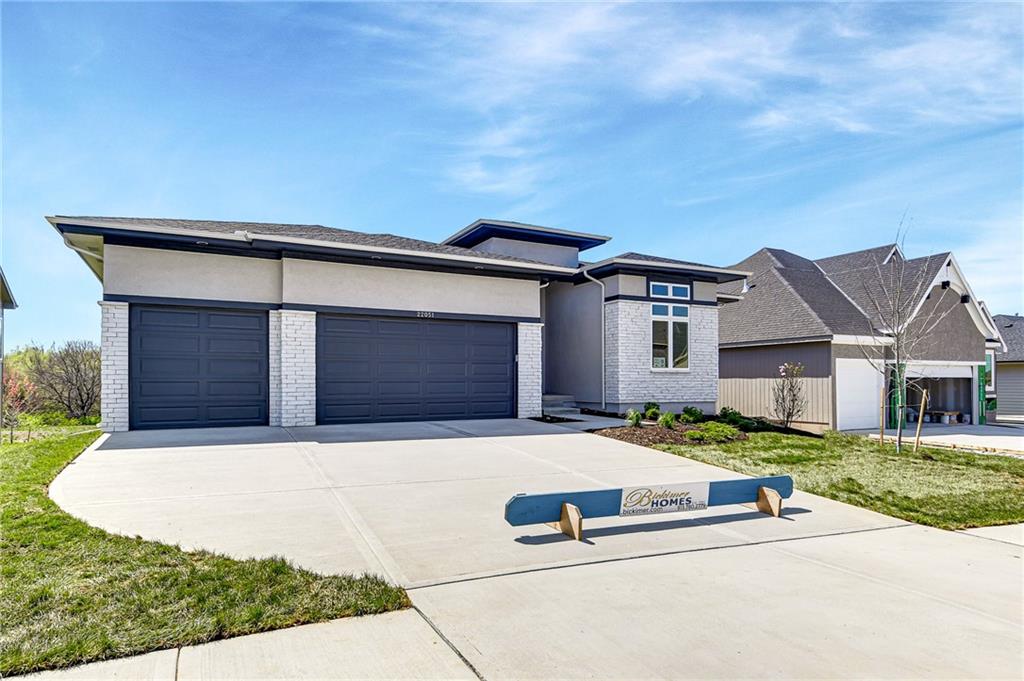 22051 W 100th Terrace Property Photo 3