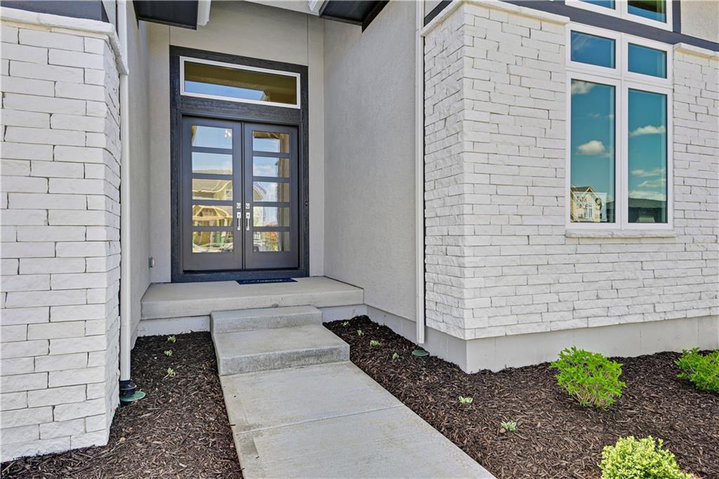 22051 W 100th Terrace Property Photo 4