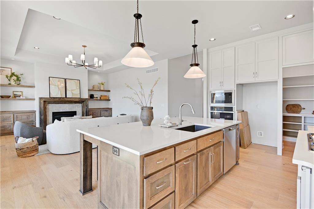 22051 W 100th Terrace Property Photo 11