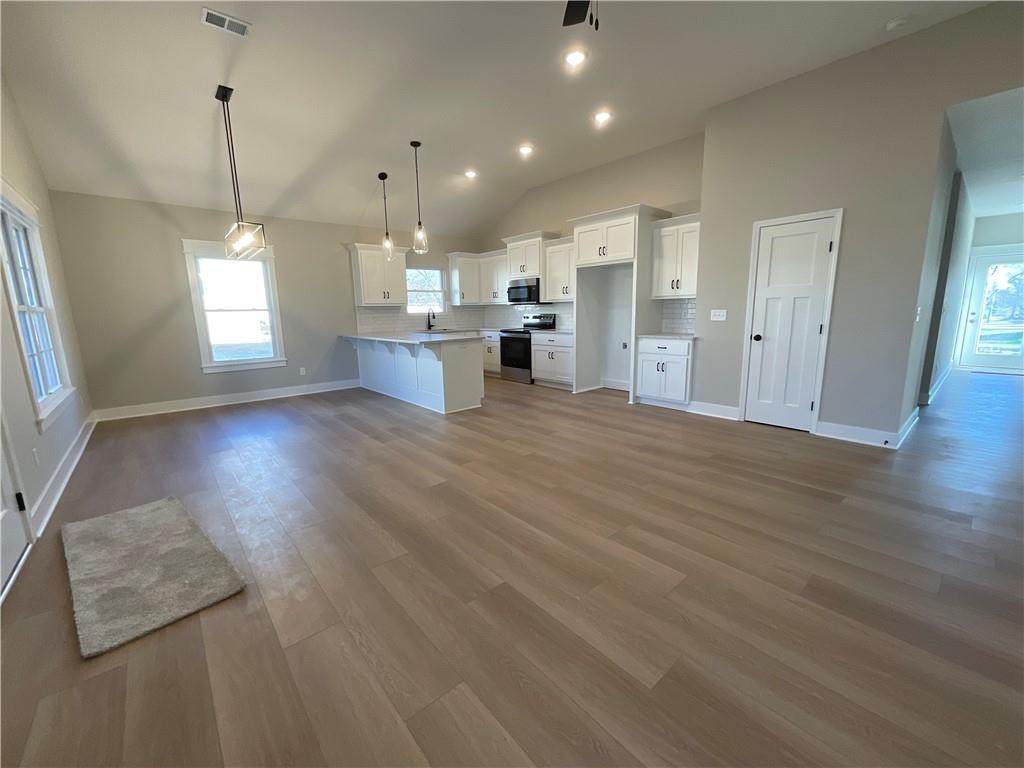 606 E 3rd Street Property Photo 6