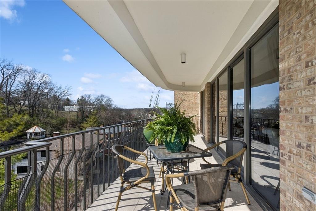 433 Ward Parkway Property Photo 1