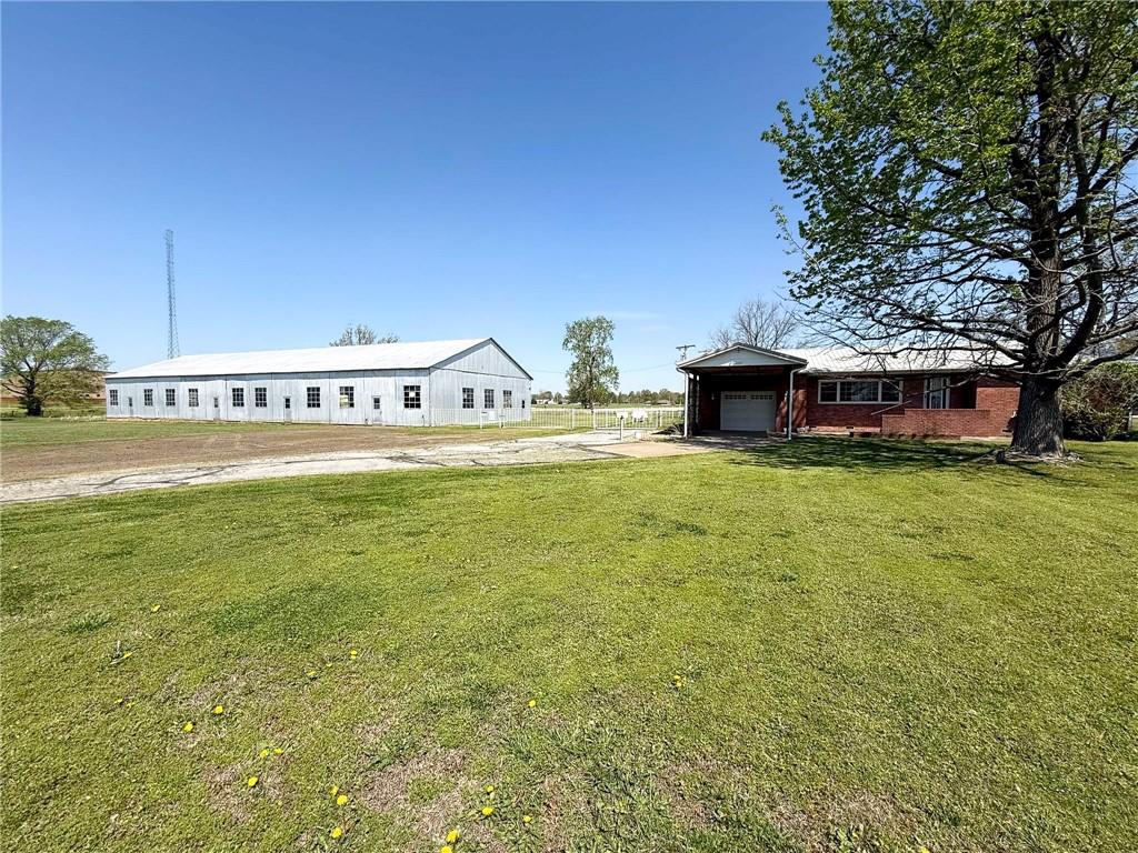 1127 E Country Road Property Photo