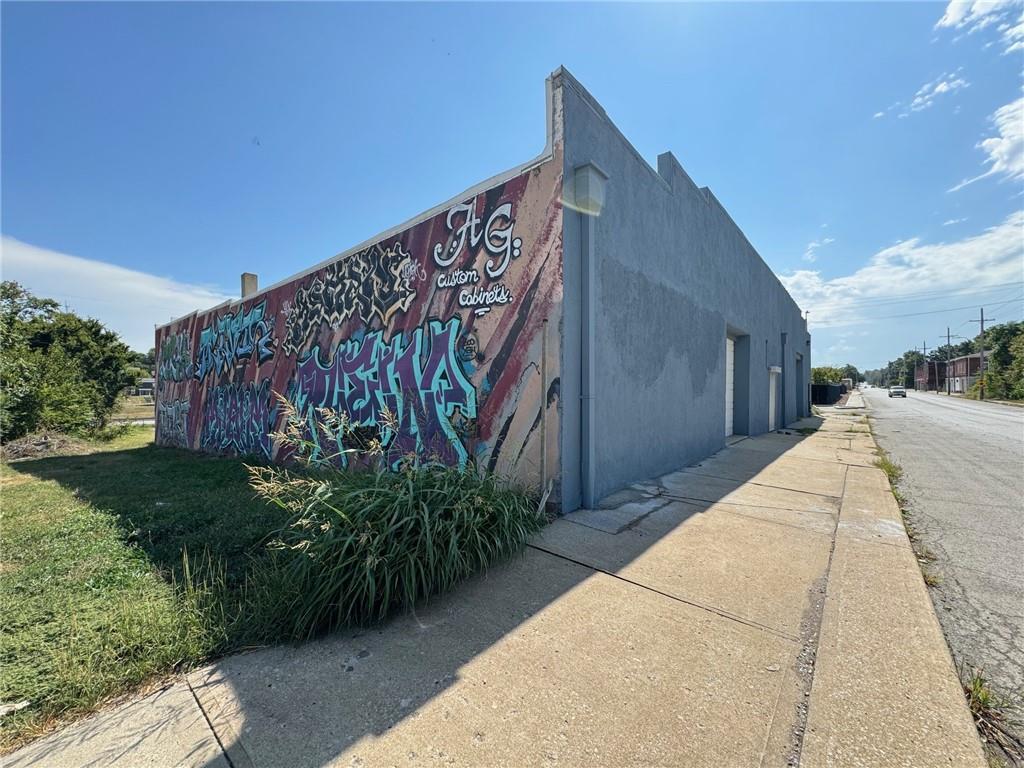 2125 Indiana Avenue Property Photo 3