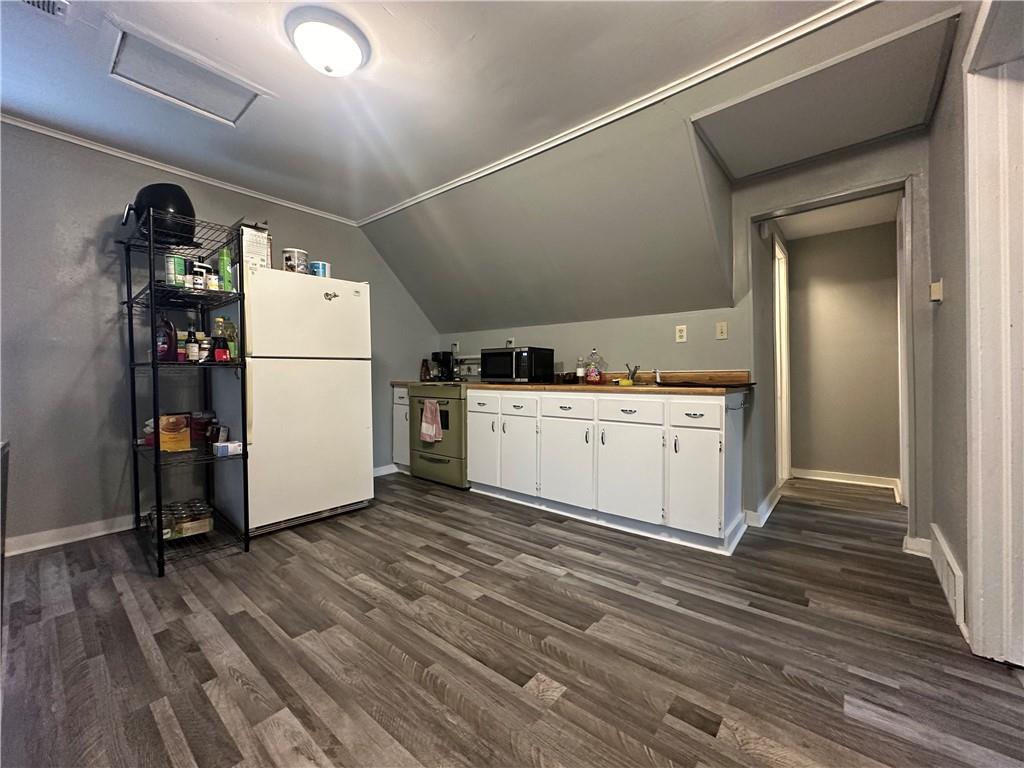 409 E 3rd Street Property Photo 4