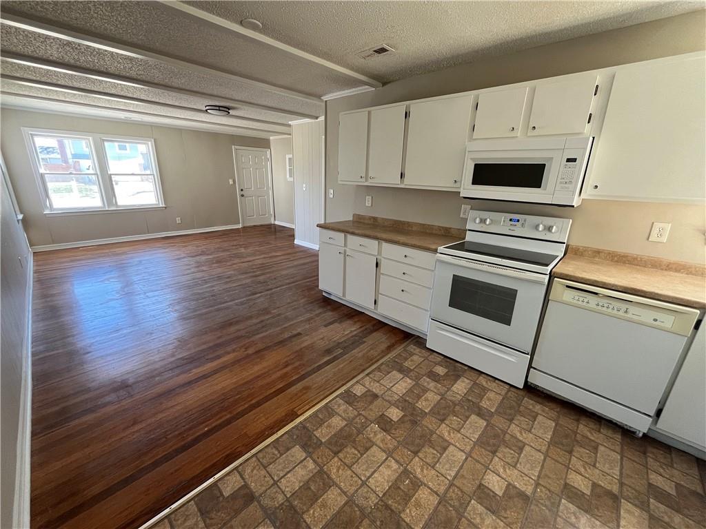 8226 Hardy Street Property Photo 4