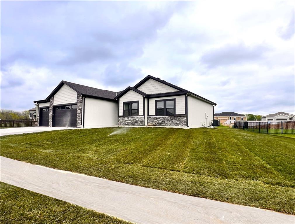 809 W Rader Drive Property Photo 1