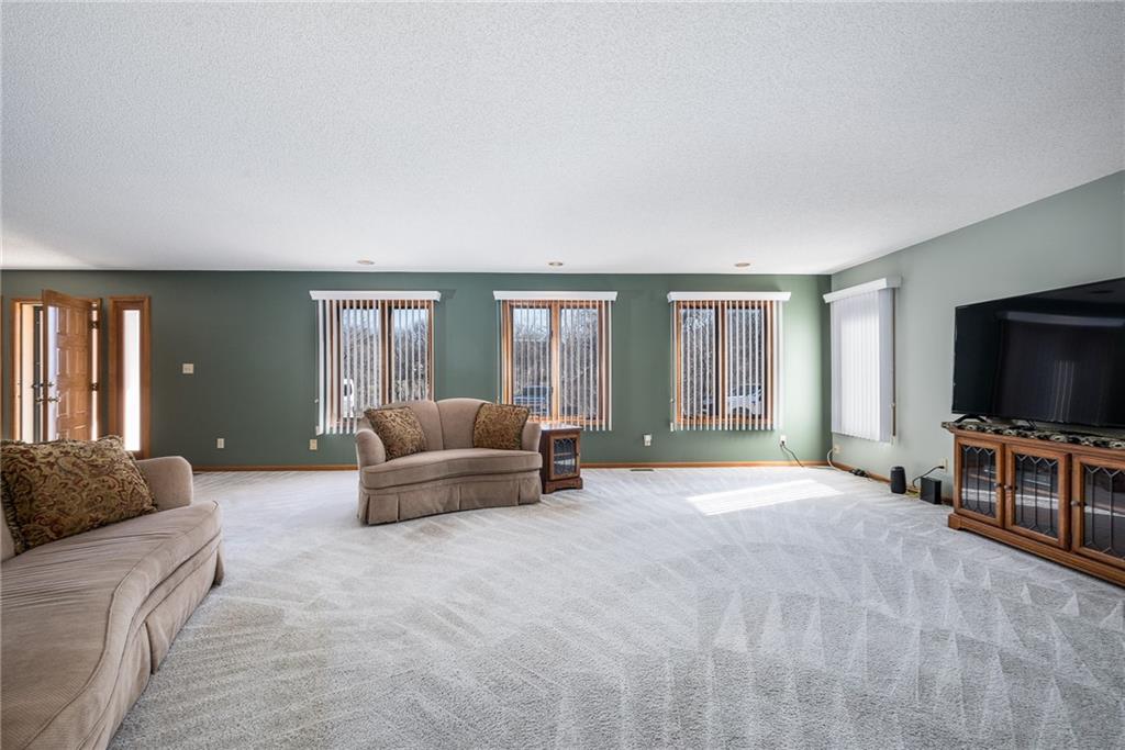 5211 Metropolitan Avenue Property Photo 5