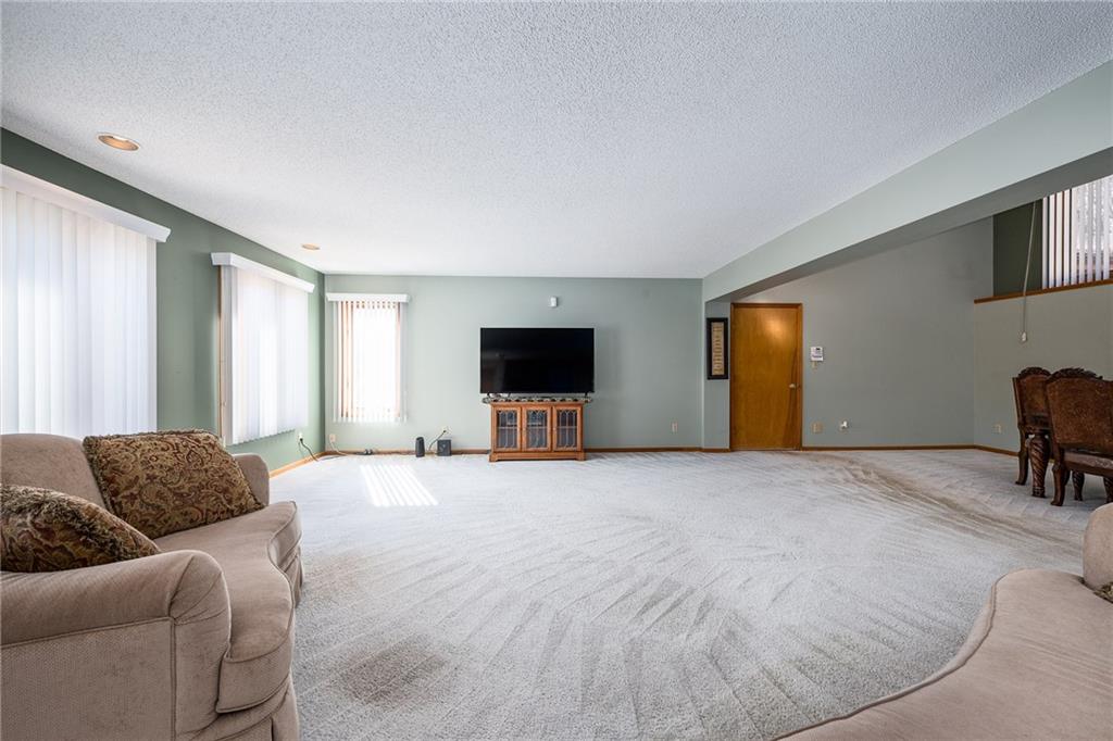 5211 Metropolitan Avenue Property Photo 6