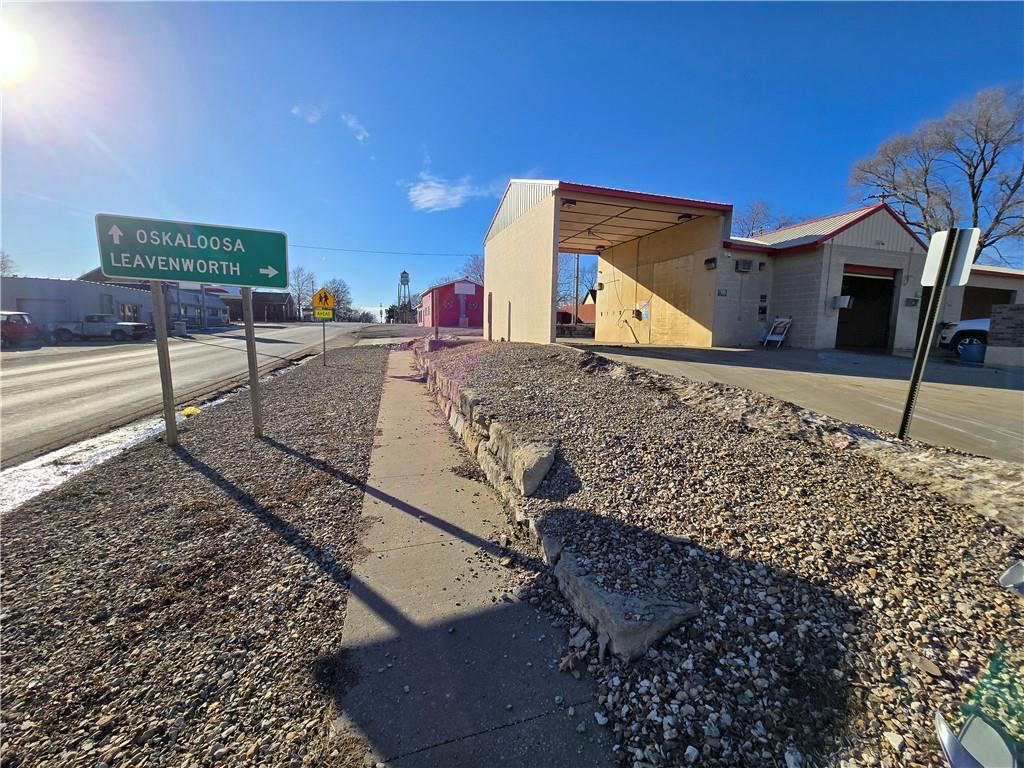 106 E Lake Street Property Photo