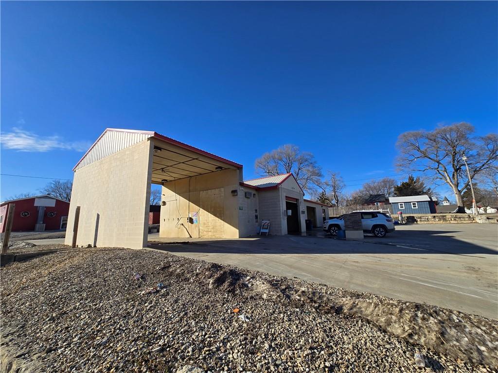 106 E Lake Street Property Photo 2