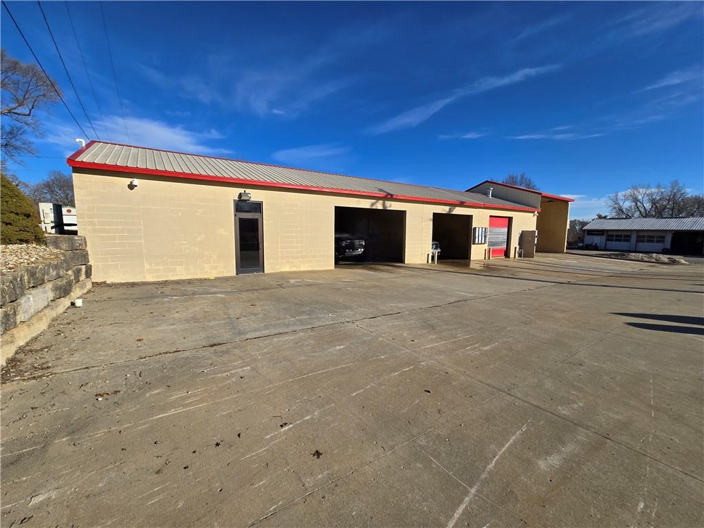 106 E Lake Street Property Photo 3