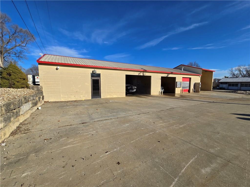 106 E Lake Street Property Photo 11