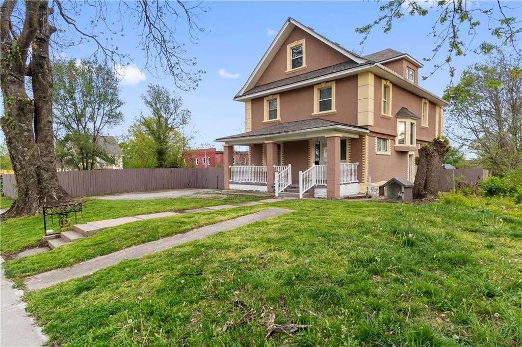 3711 E 9 Street Property Photo