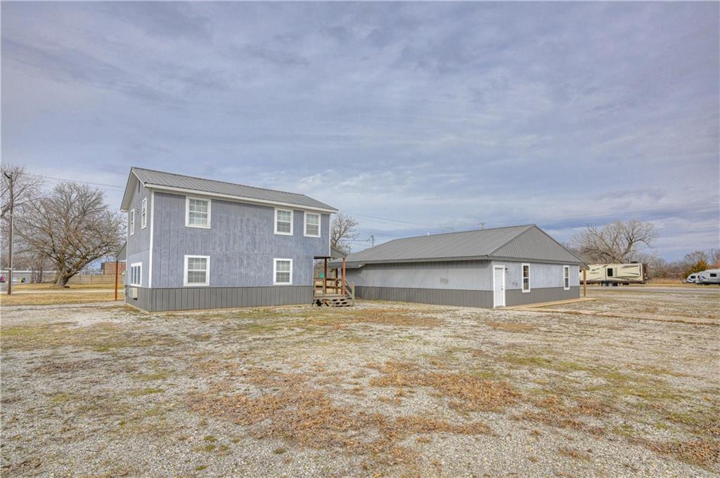 511 N East Avenue Property Photo 3