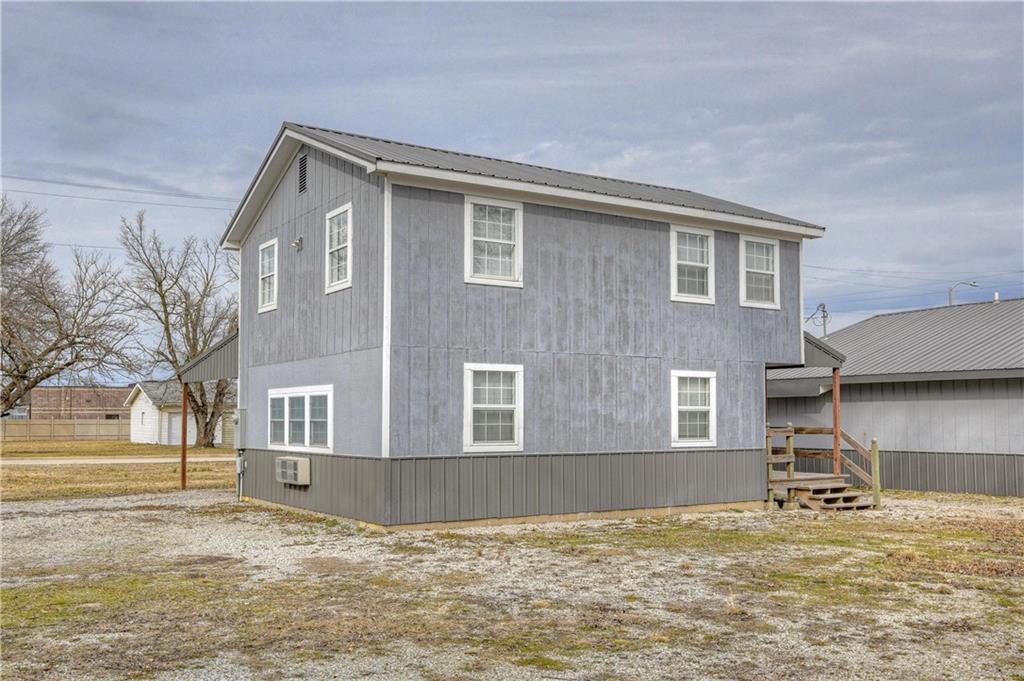 511 N East Avenue Property Photo 4