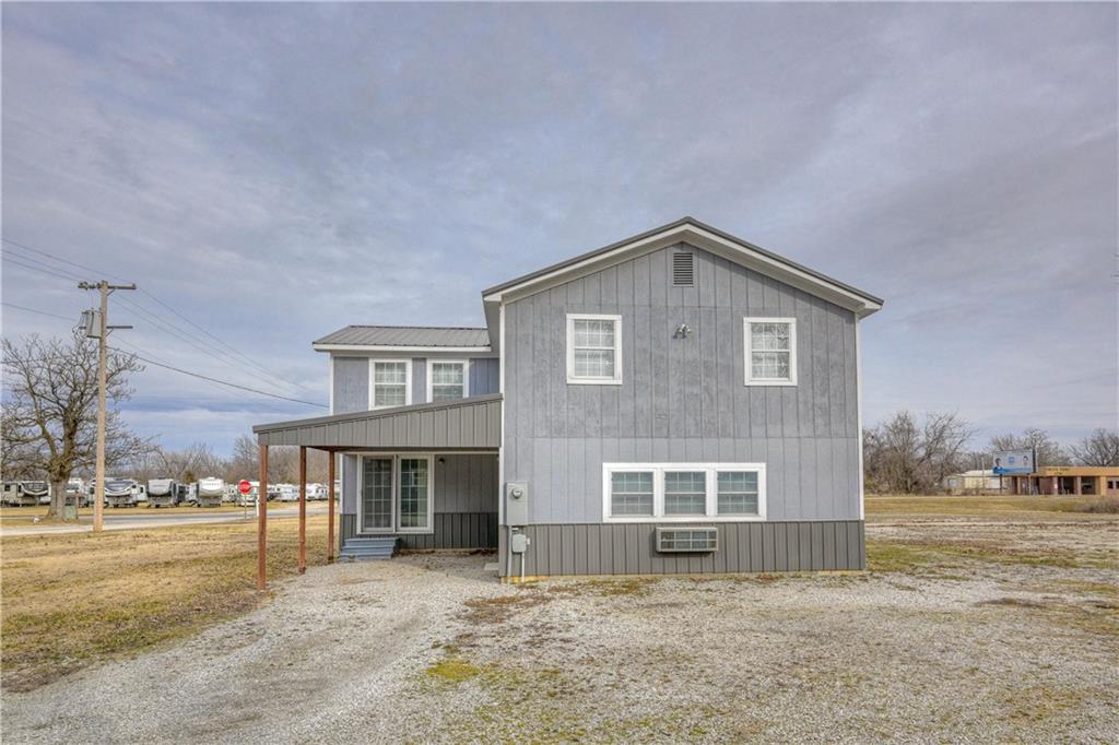 511 N East Avenue Property Photo 5
