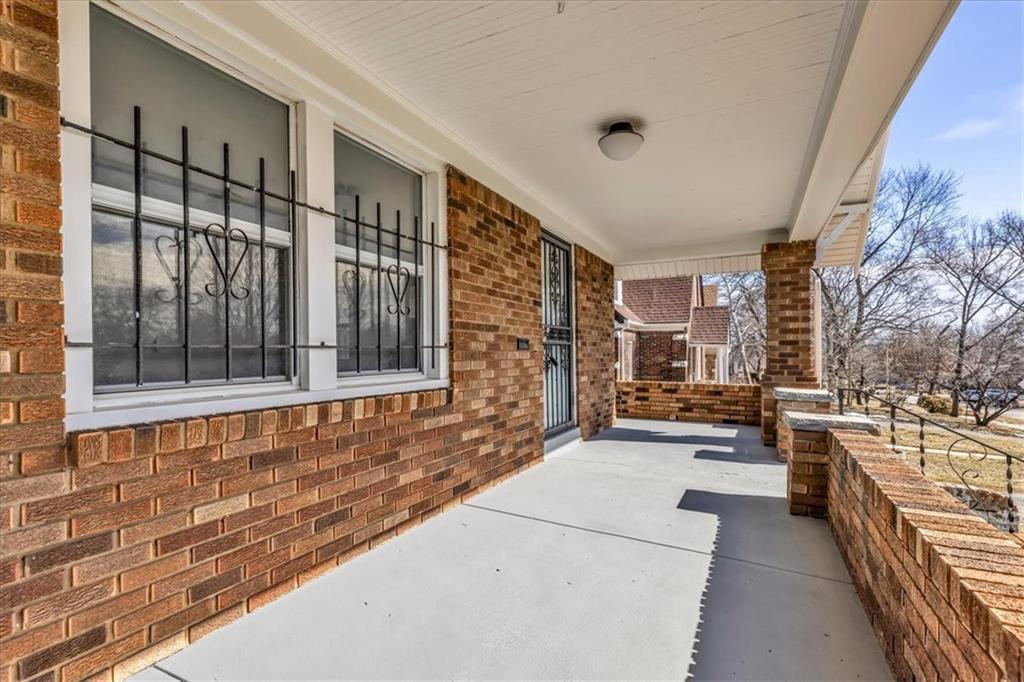 1122 E 76th Street Property Photo 3