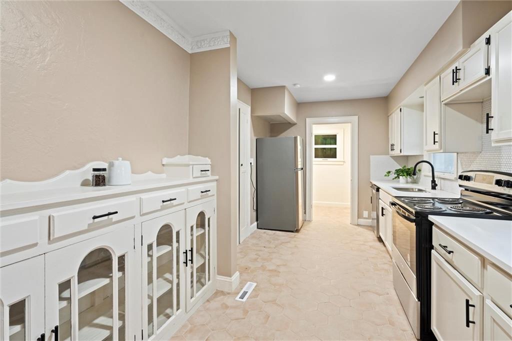 1122 E 76th Street Property Photo 8