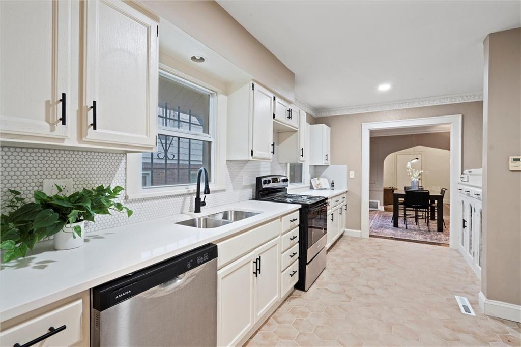 1122 E 76th Street Property Photo 9