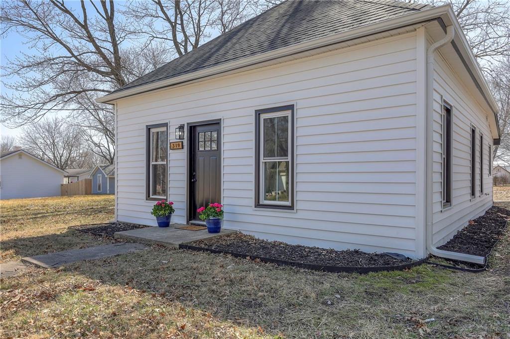 319 W Walnut Street Property Photo