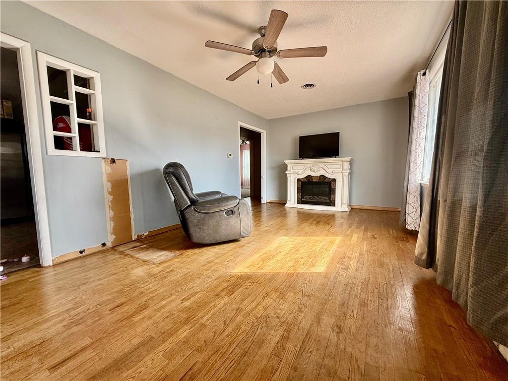 611 E Elm Street Property Photo 5