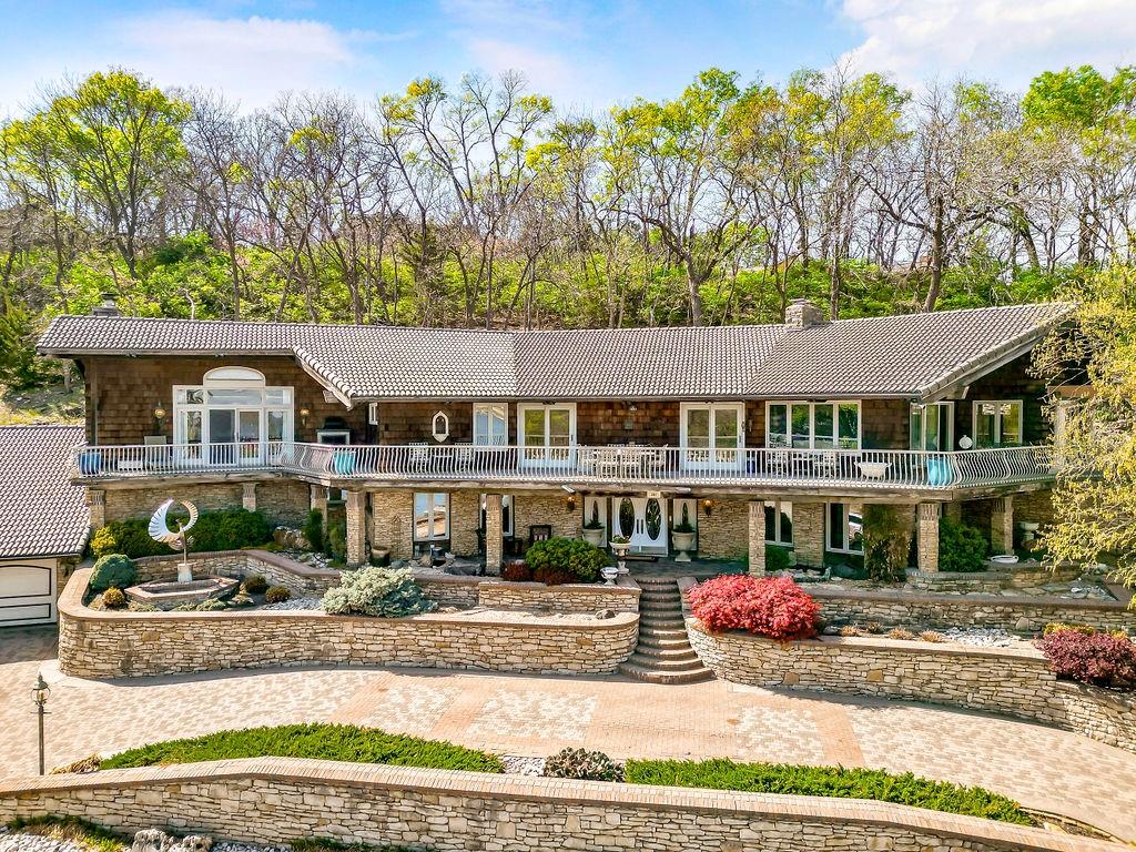 280 Lakeshore Drive Property Photo 1