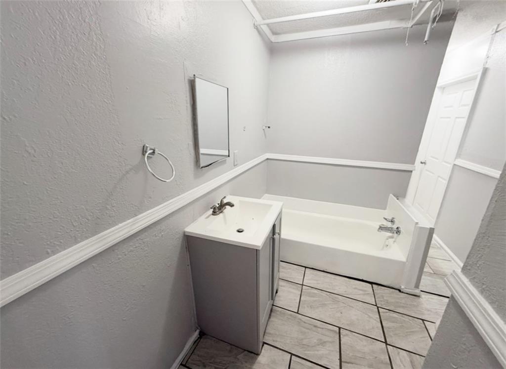 2907 E 61st Street Property Photo 5