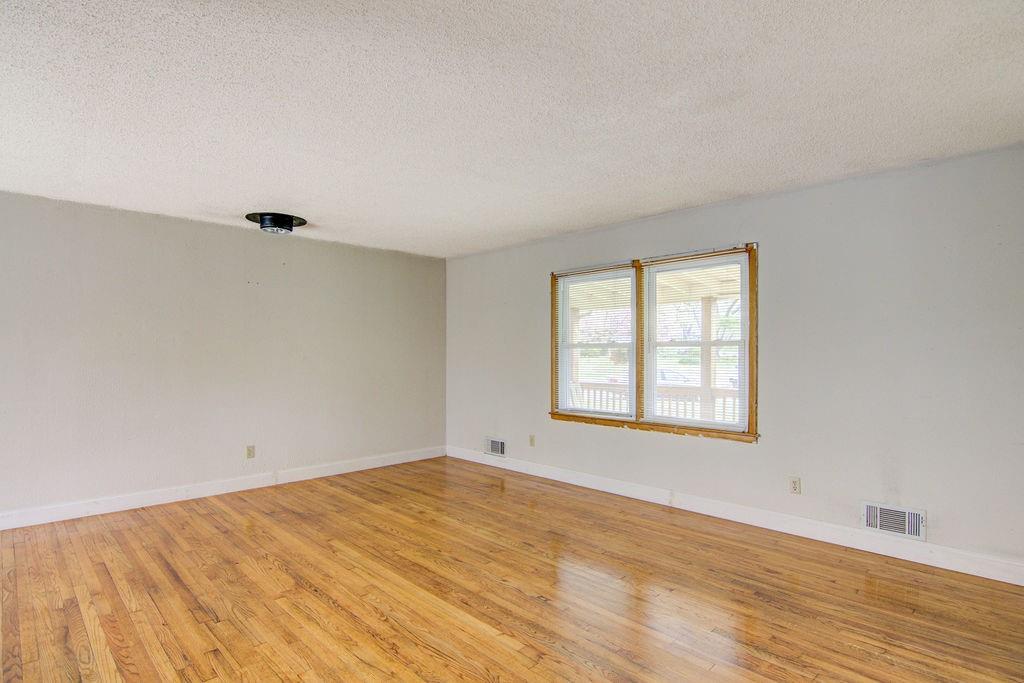 12104 W 69th Street Property Photo 5
