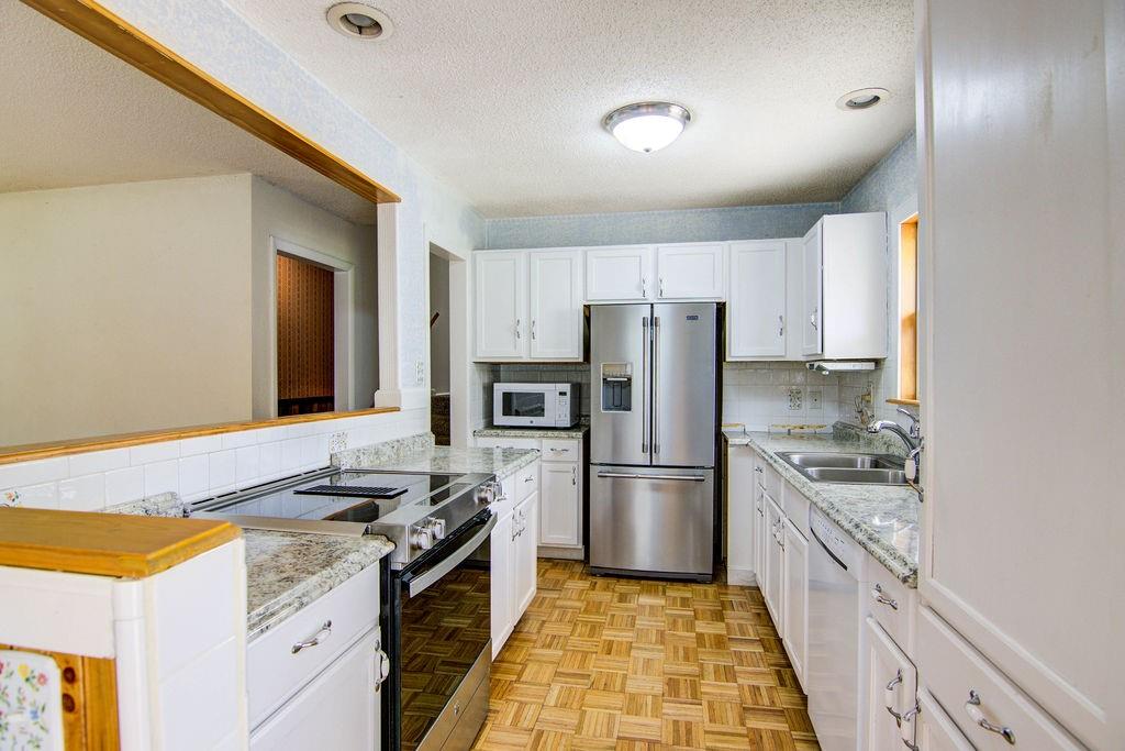 12104 W 69th Street Property Photo 9