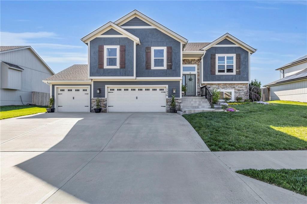 64098 Real Estate Listings Main Image
